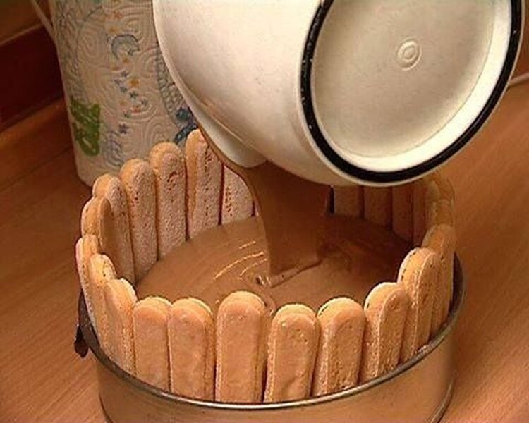 Tortë ‘’rrethojë’’ me biskota