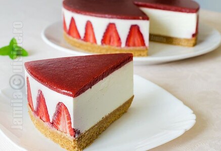 Ëmbëlsirë me luleshtrydhe