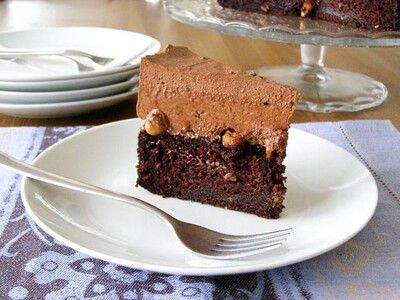 Tortë me lajthi e çokollatë