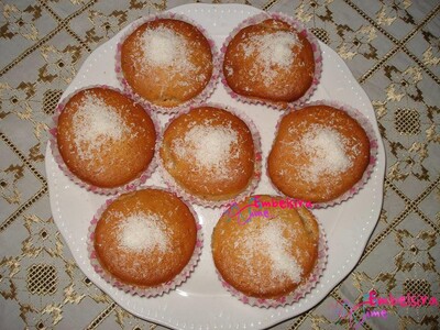 Kek te vegjel me marmalate, luleshtrydhe dhe arre kokosi (Receta nga Ervina Saliu)