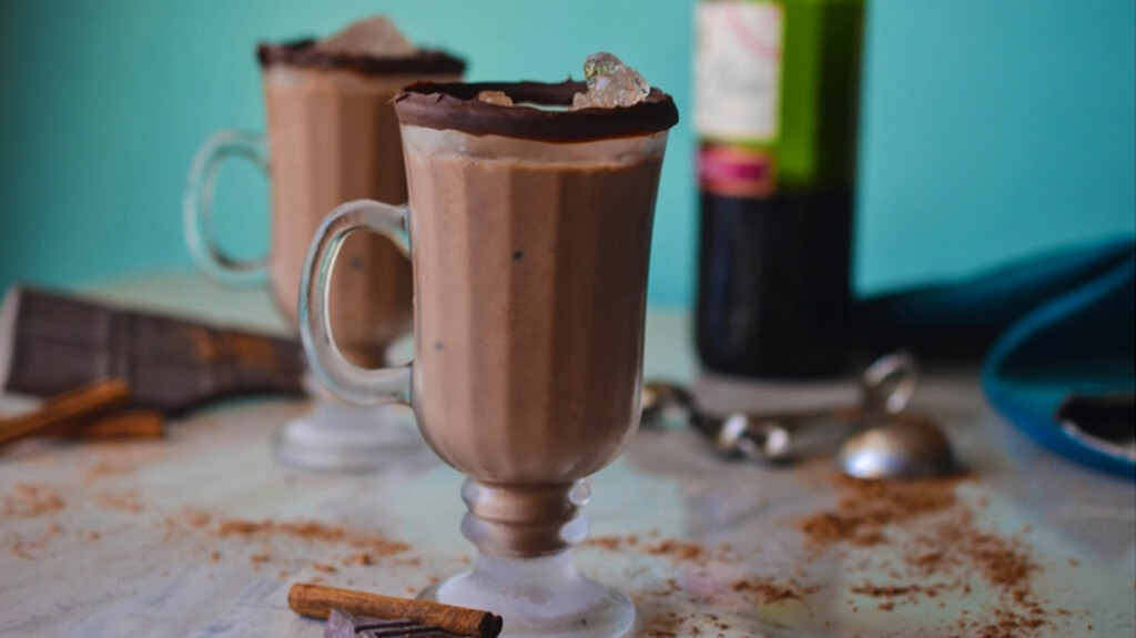 Çokollata e ngrohtë me verë të zezë do t’ju ngrohë këtë dimër