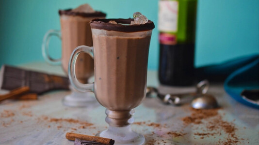 Çokollata e ngrohtë me verë të zezë do t’ju ngrohë këtë dimër