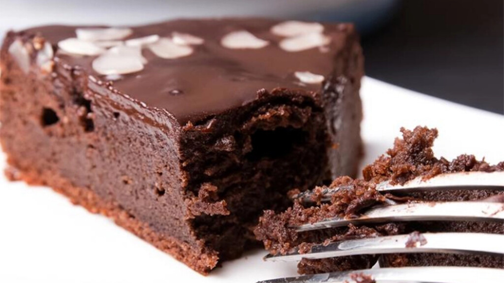 Tortë e shijshme nga çokollata dhe bademet