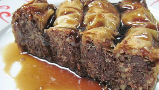 Ëmbëlsira më e bukur dhe e ëmbël me arra, çokollatë dhe biskota!