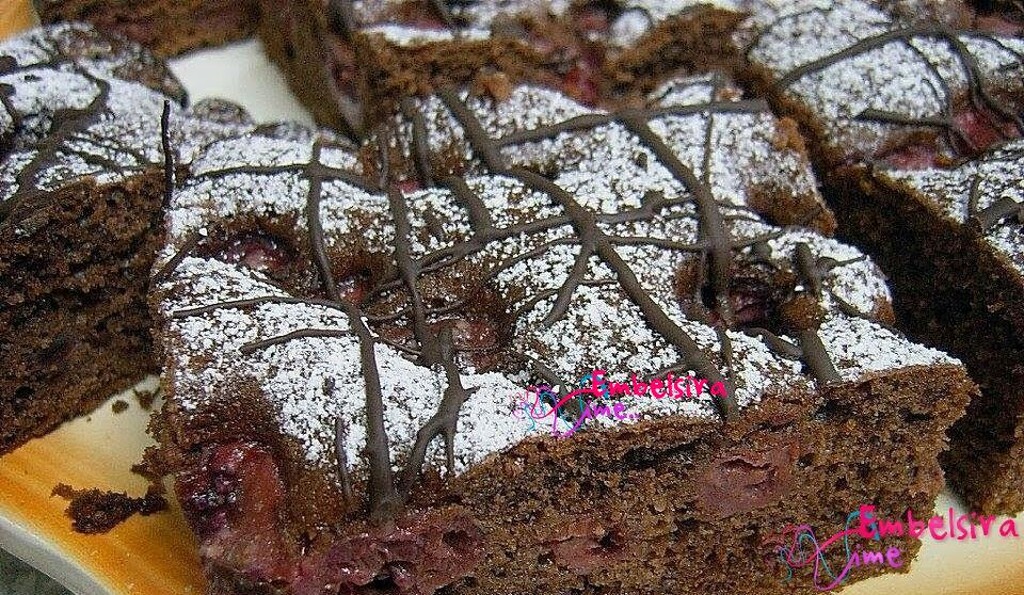 Kek me kakao dhe komposto qershie (Receta nga Bukurie Nexhipi)