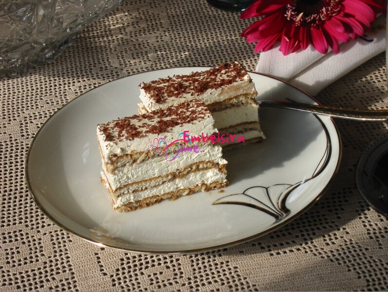 Tortë me biskota dhe ajkë të ëmbël