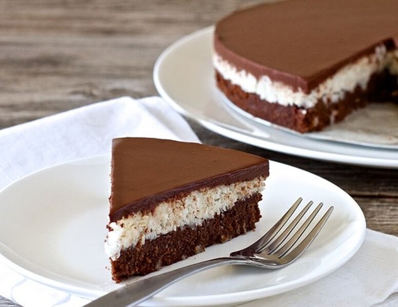 Kek me çokollatë dhe arrë kokosi