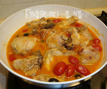 Receta gatimi per kofshë pule me domate dhe erëza