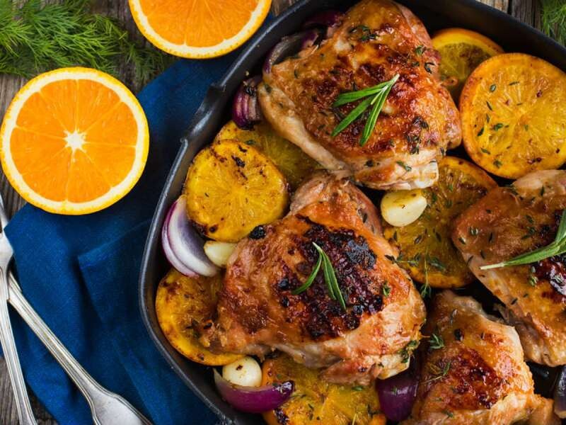 Pulë me portokall, rozmarinë e sherebelë