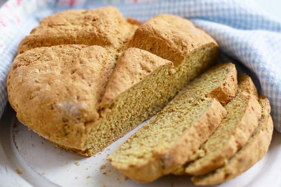 Një kulaç me sodë buke dhe kos