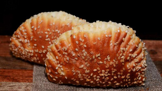 Pogaçet arabe Fataer: Ushqim i shijshëm me djathë dhe kaçkavall