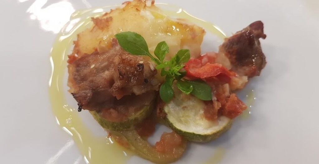 Tavë me mish dhe qofte me patate