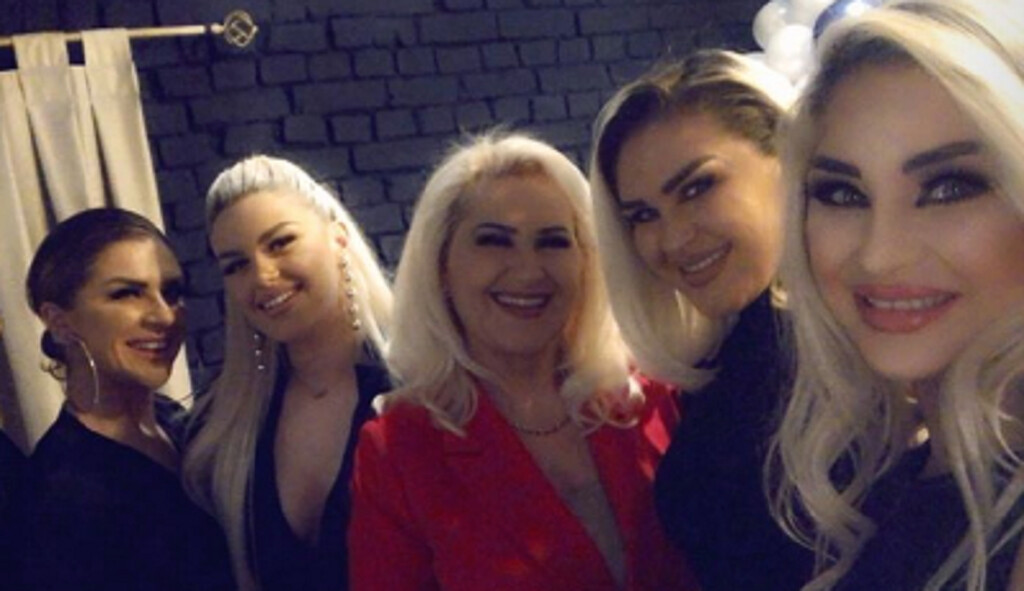 Learta feston ditëlindjen, shikoni çka bëjnë kunatat e saj për të