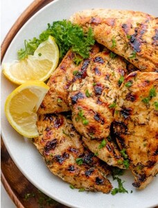 Filetot e pjekura të pulës të shijojnë më shumë nëse i marinon siç duhet