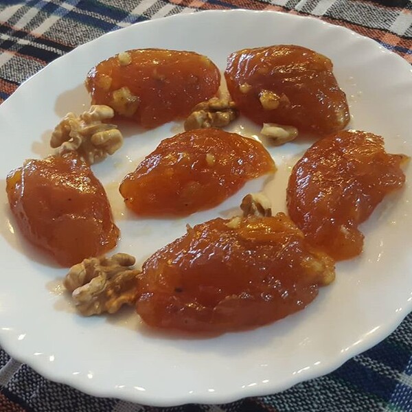 Embëlsoni veten dhe familjen tuaj me recetën e hasudes me arra