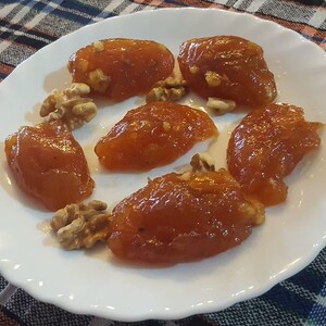 Embëlsoni veten dhe familjen tuaj me recetën e hasudes me arra