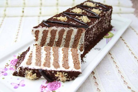 Kek i thjeshtë vetëm me tri përbërës. Jo gjalpë, jo miell, jo vezë