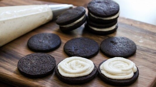 Je gati për t’i përgatitur vetë biskotat e famshme Oreo