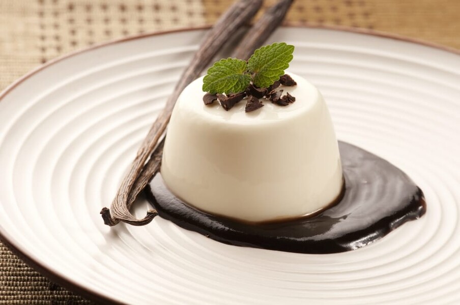 Panna Cotta me mente dhe çokollatë të zezë