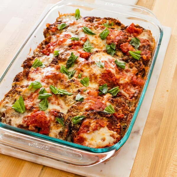 Tavë me patëllxhanë të mbushur me mish pule