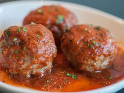 Qoftë të pjekura me salcë domatesh në furrë