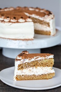 Tiramisu me tortë sfungjer, receta që ju duhet sot