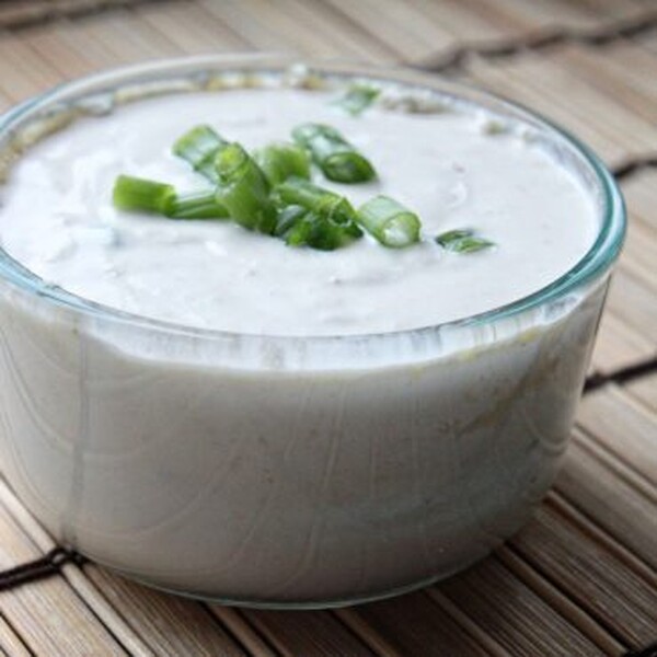 Super salca verore e përgatitur me dhallë, majonezë dhe qepë të njoma