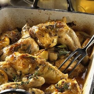 Mish i pjekur në tavë me limon, hudhër dhe erëza