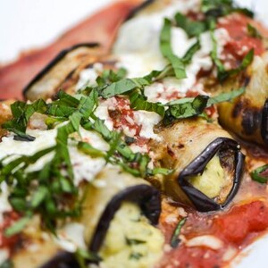 Patëllxhanë role të mbushur me djathë