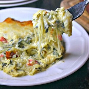 Tavë me makarona, spinaq dhe djathë