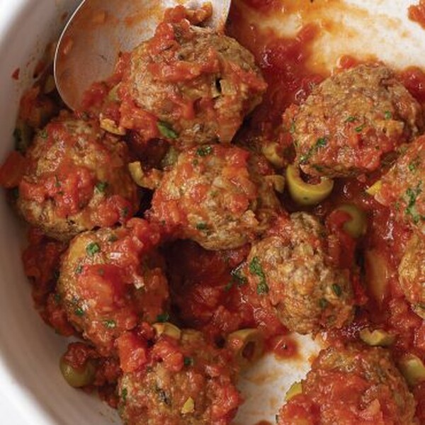 Qofte të zhytura në salcë domatesh