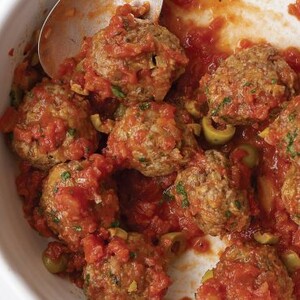 Qofte të zhytura në salcë domatesh