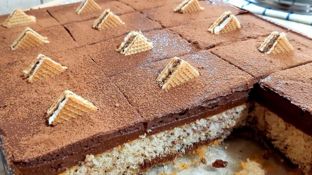 Torte e lehte me arra dhe krem prej cokollade