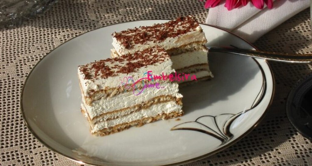 Tortë me biskota dhe ajkë të ëmbël