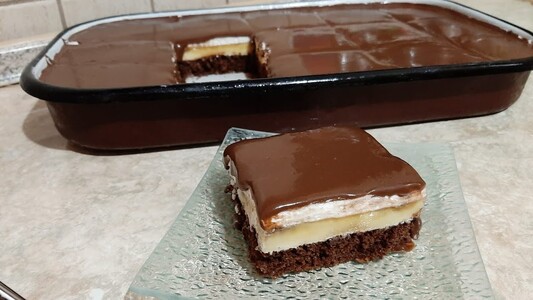 Torte e leht me banane dhe sos çokollate