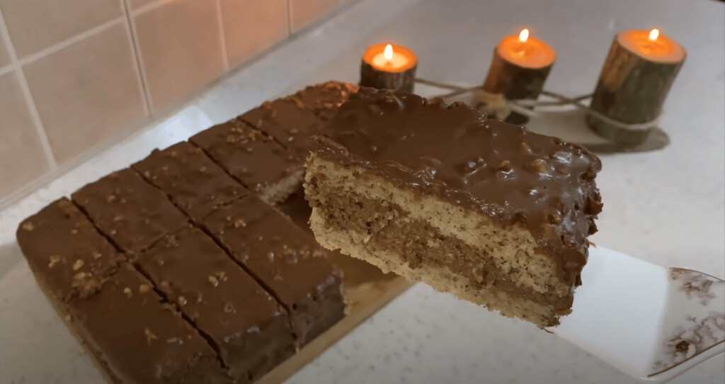 Torte me 3 vezë dhe 3 lugë arra