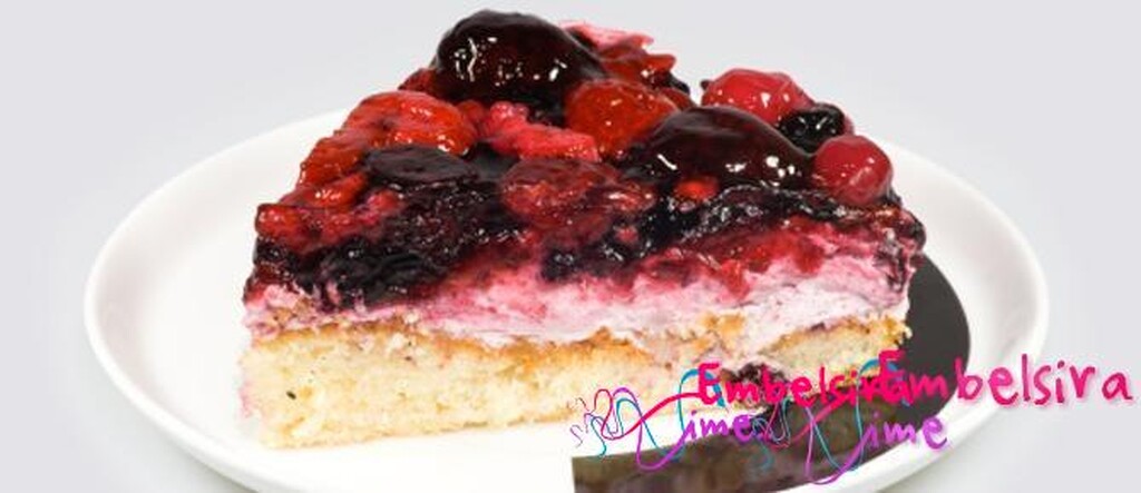 Tortë me gjizë dhe fruta pylli