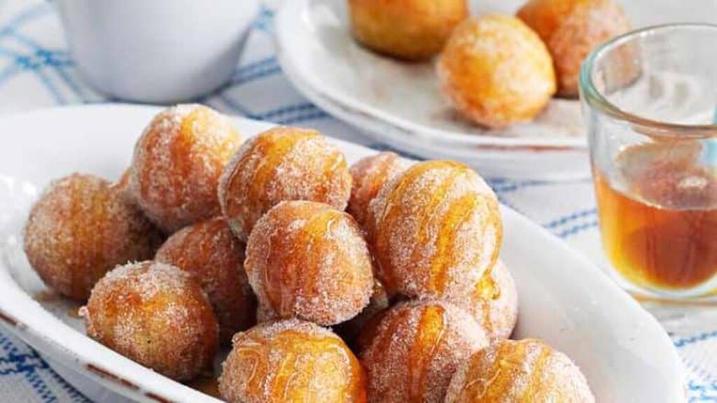 Krofne të ëmbla greke me mjaltë dhe sheqer të kafenjtë