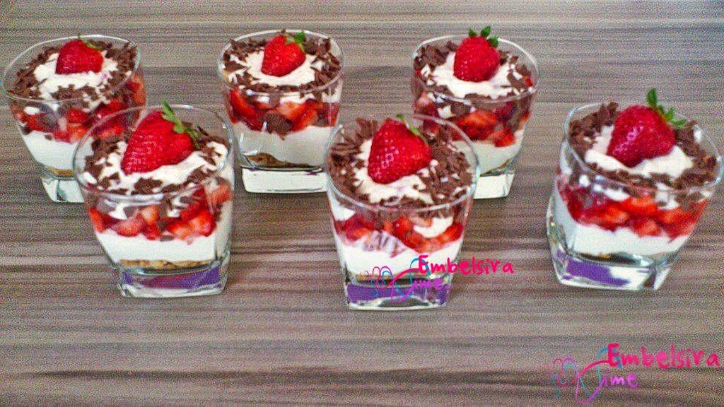 Tiramisu me luleshtrydhe (Receta nga Nina)