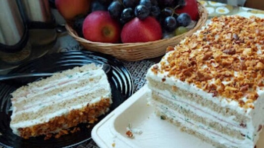 Mënyra më e mirë për të përdorur bukën bajat: Tortë e njelmët me proshutë, djathë dhe kikirikë