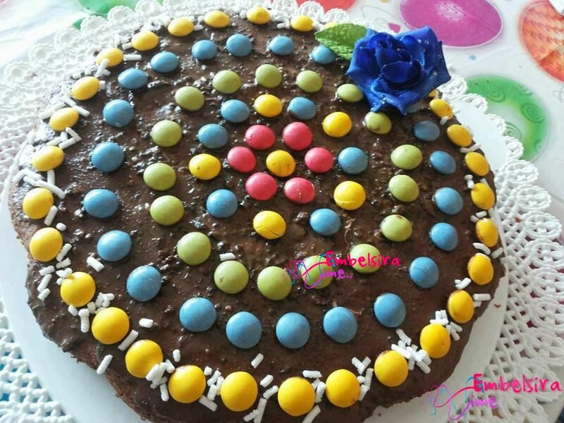 Embelsire me çokollate dhe karamele (Smarties) (Receta nga Silvana Belishaku)