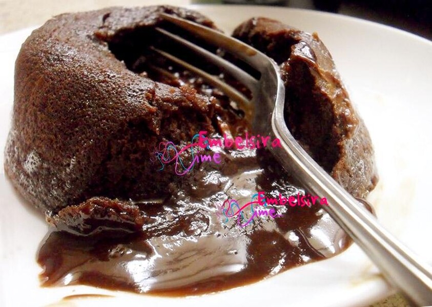 Kek me cokollate te shkrire ne mes