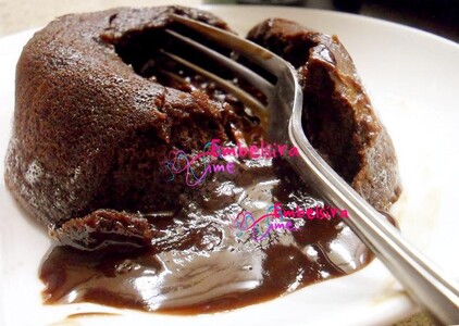 Kek me cokollate te shkrire ne mes