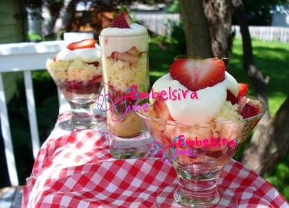 Kupa me luleshtrydhe dhe kek të shkrifët