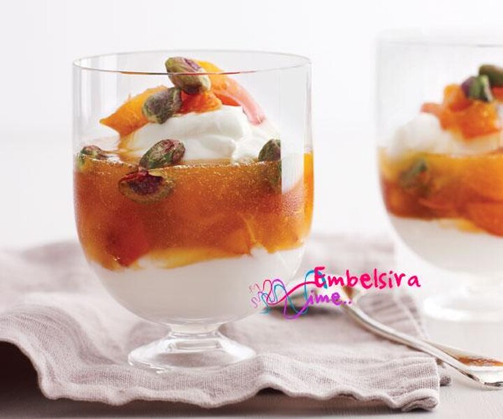 Ëmbëlsirë verore me kajsi dhe kos