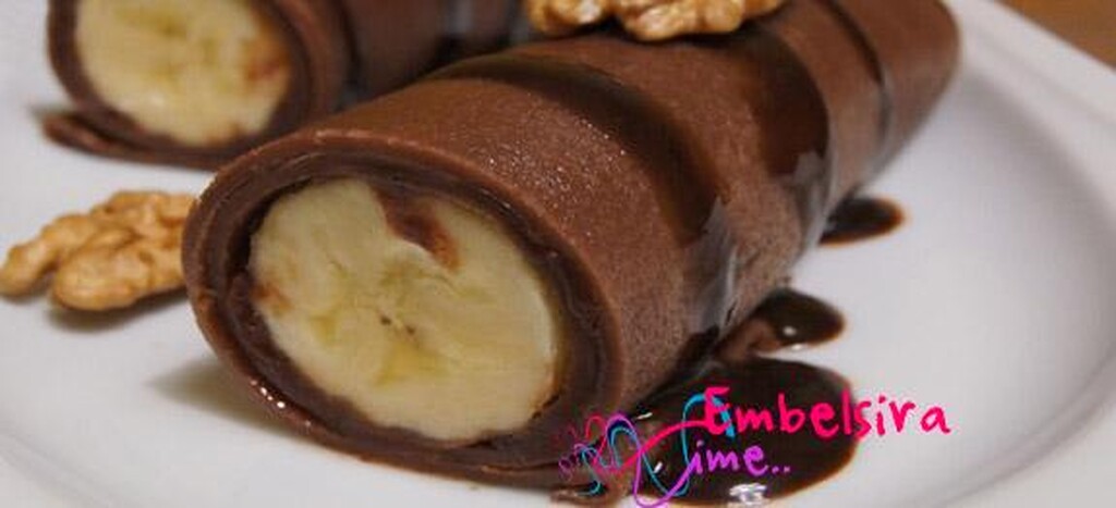 Rulo me banane mbështjellë në krepë me kakao