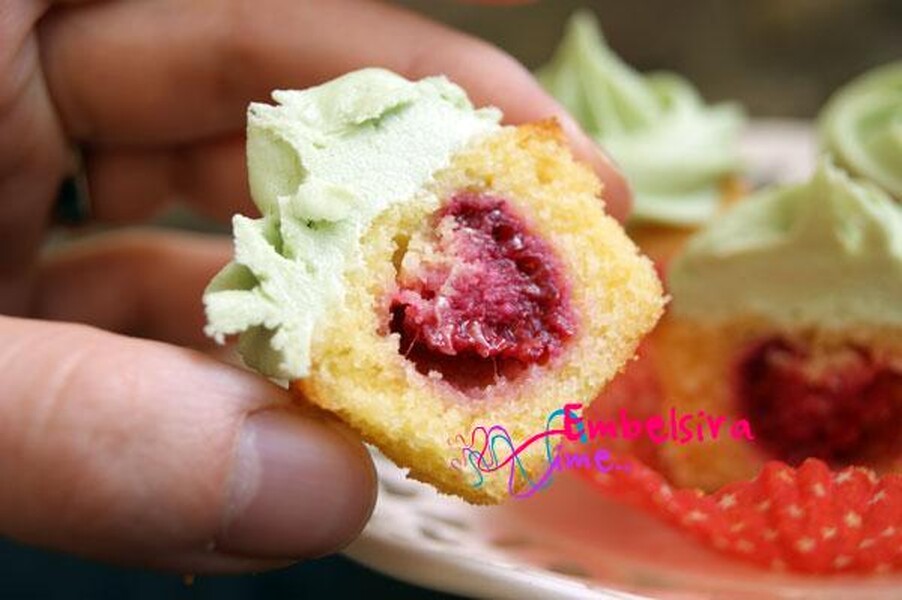 Si te gatuajme kek me limon të ëmbël dhe manaferra