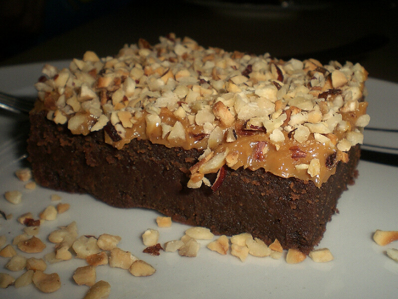 Brownie me krem karamel