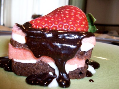 Torta me Çokollatë, Lajthi dhe Luleshtrydhe