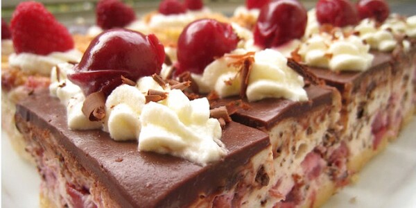 Stracciatella torte me qershia